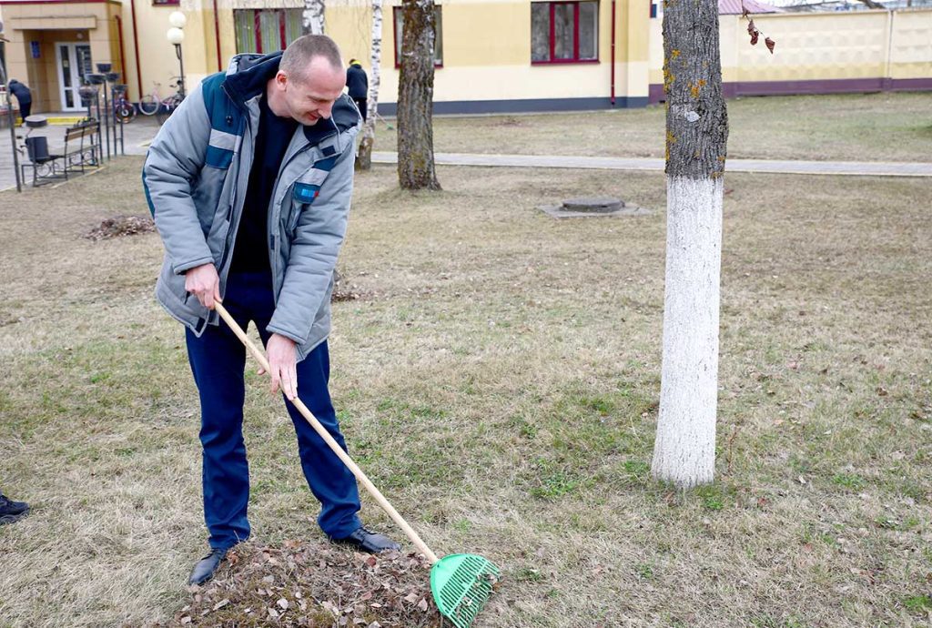 Жители Климовщины наводят порядок в парках и на улицах населенных пунктов
