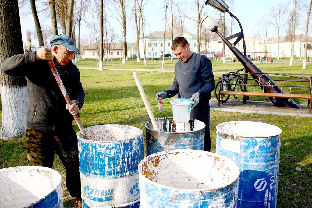 Месячник по благоустройству: как климовчане приводят в порядок парки и аллеи