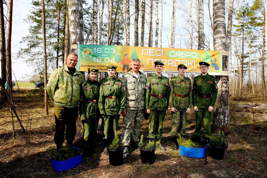 «Лес! Дабро! Парадак!»: трудовой десант климовчан в Гусарском лесничестве