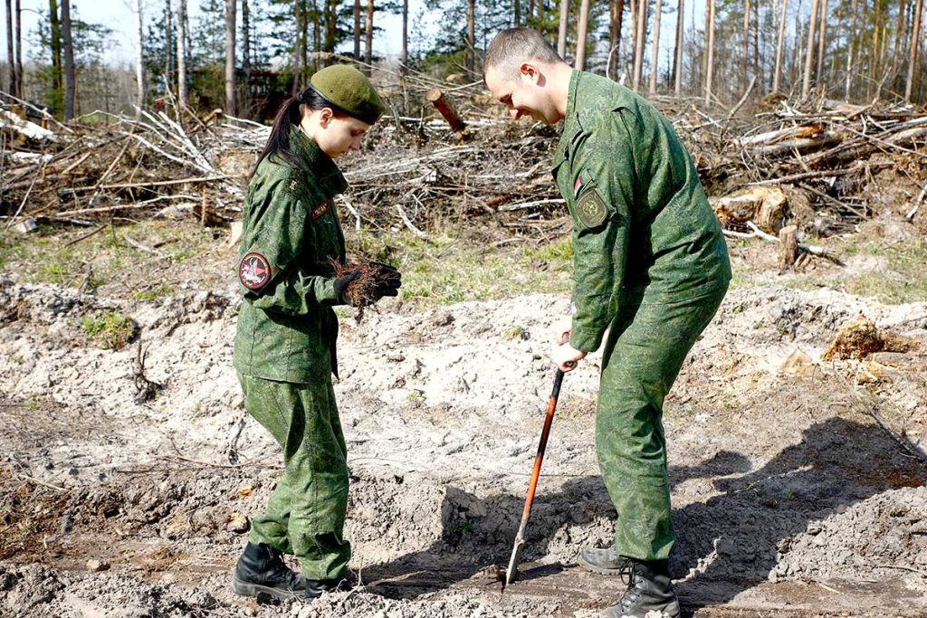 «Лес! Дабро! Парадак!»: трудовой десант климовчан в Гусарском лесничестве