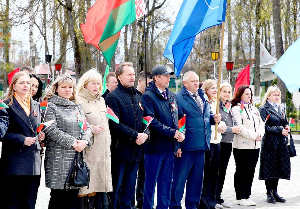 В Климовичах открыли обновленную районную Доску почета