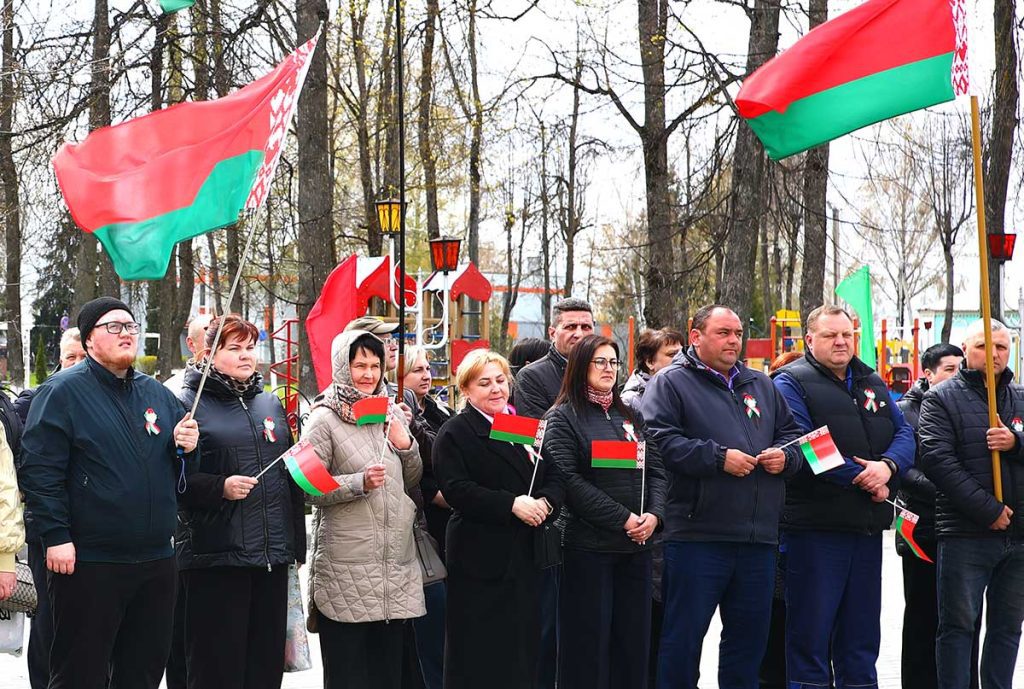 В Климовичах открыли обновленную районную Доску почета