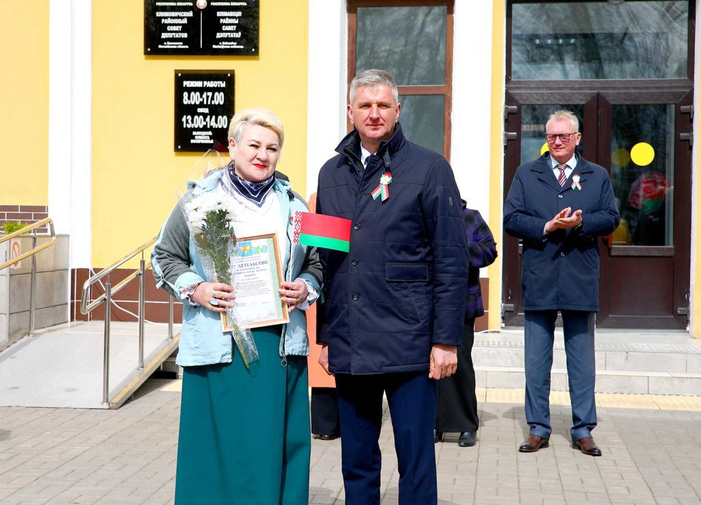 В Климовичах открыли обновленную районную Доску почета