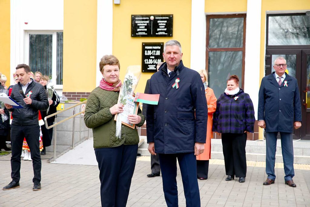В Климовичах открыли обновленную районную Доску почета
