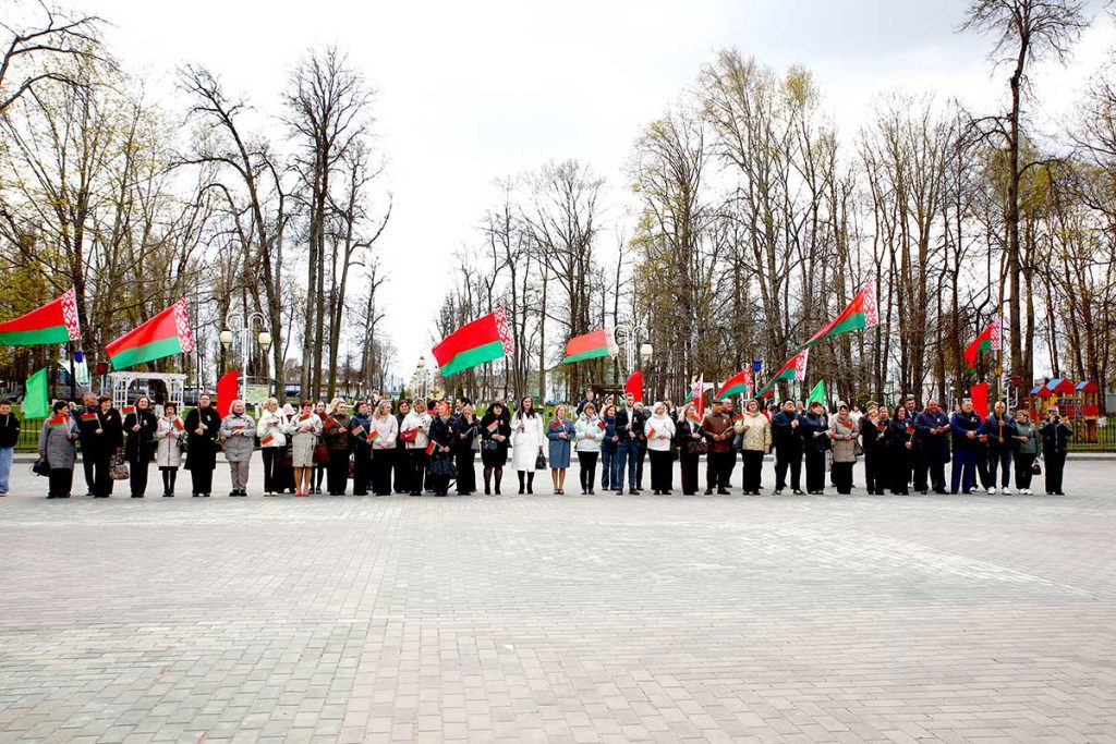 В Климовичах открыли обновленную районную Доску почета