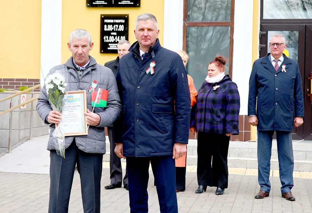 В Климовичах открыли обновленную районную Доску почета