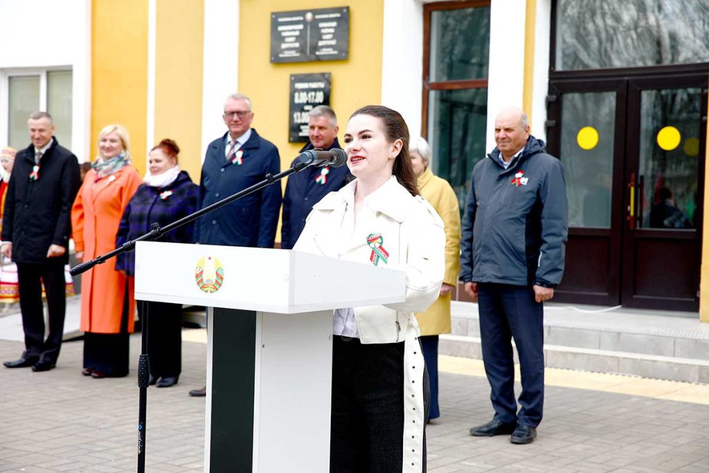 В Климовичах открыли обновленную районную Доску почета
