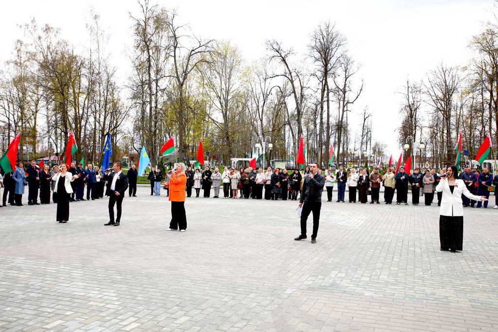 В Климовичах открыли обновленную районную Доску почета