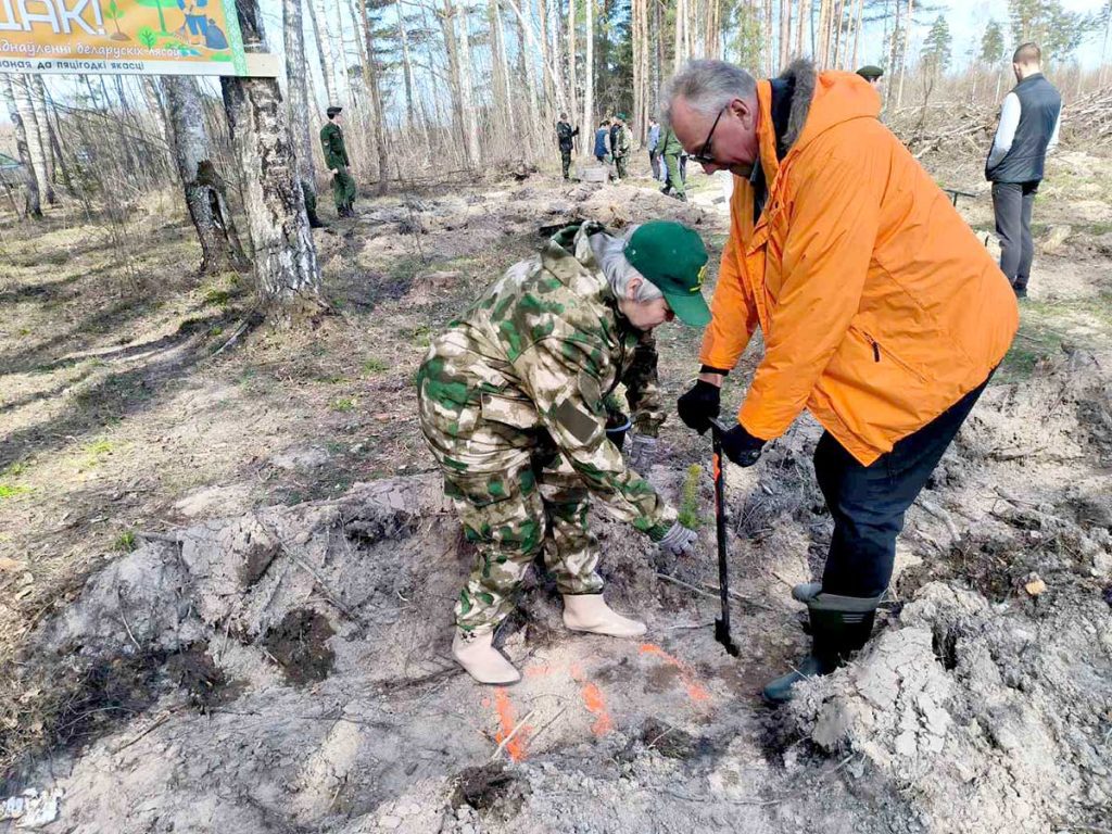 «Лес! Дабро! Парадак!»: трудовой десант климовчан в Гусарском лесничестве