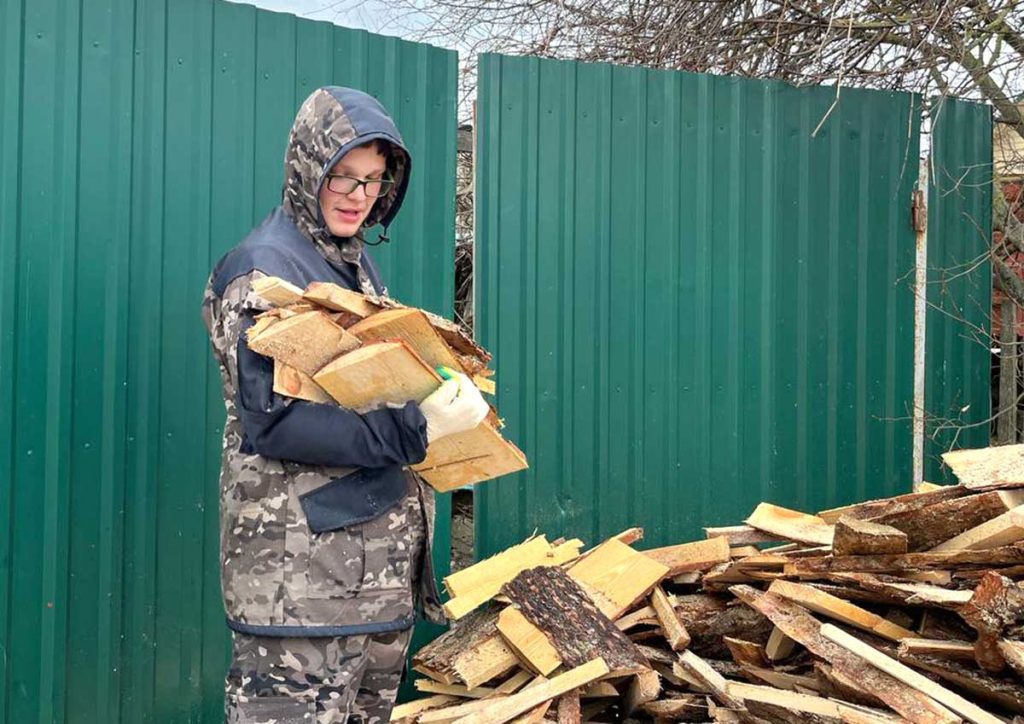 «Мы выбираем помощь пожилым людям»: учащиеся СШ №3 сложили дрова пенсионерке