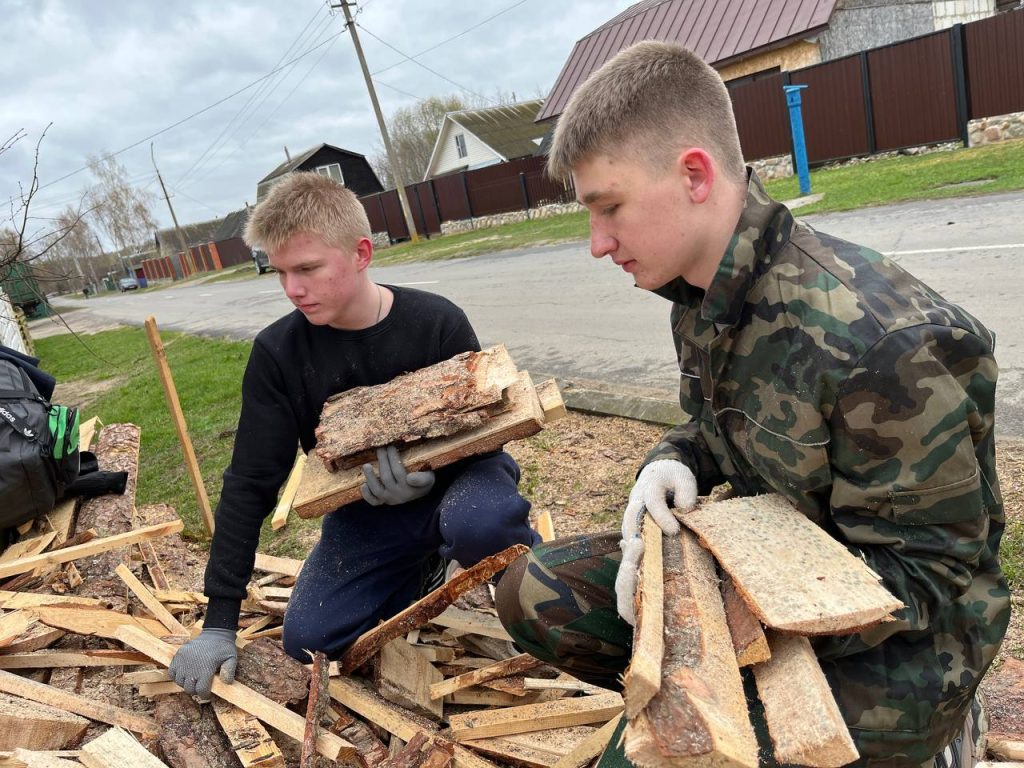 «Мы выбираем помощь пожилым людям»: учащиеся СШ №3 сложили дрова пенсионерке