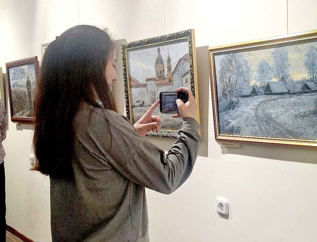 Пейзажи родного края: в Климовичском музее открылась выставка Леонида Ячнева