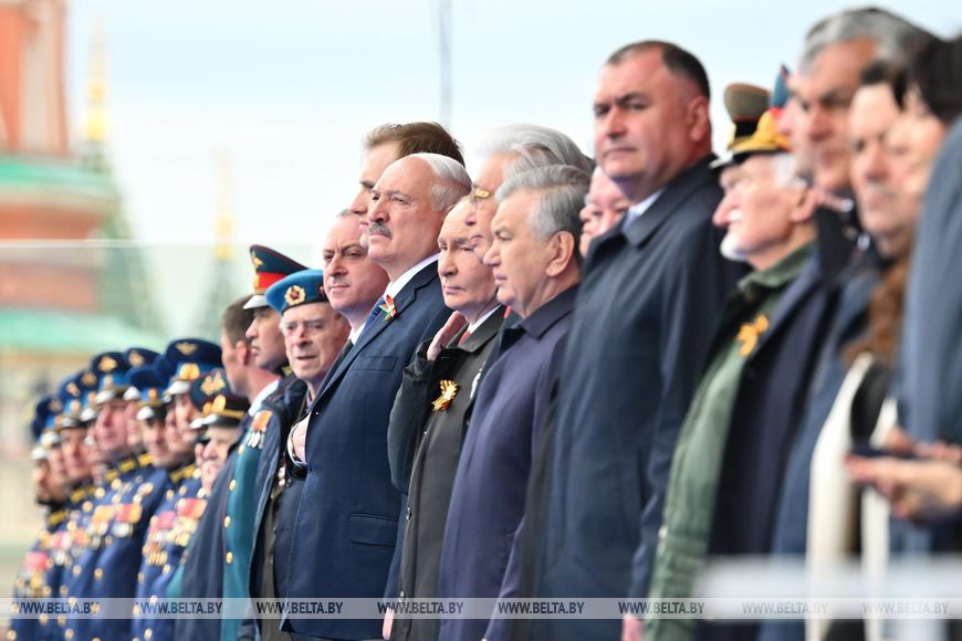 День Победы в двух столицах, награды героям нашего времени и бюджетные "коврижки". Итоги недели Президента