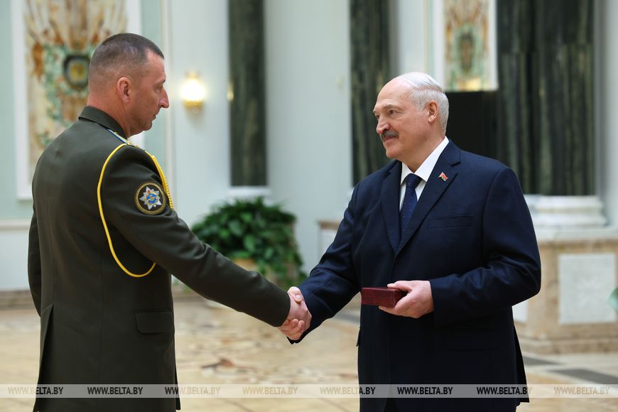 День Победы в двух столицах, награды героям нашего времени и бюджетные "коврижки". Итоги недели Президента