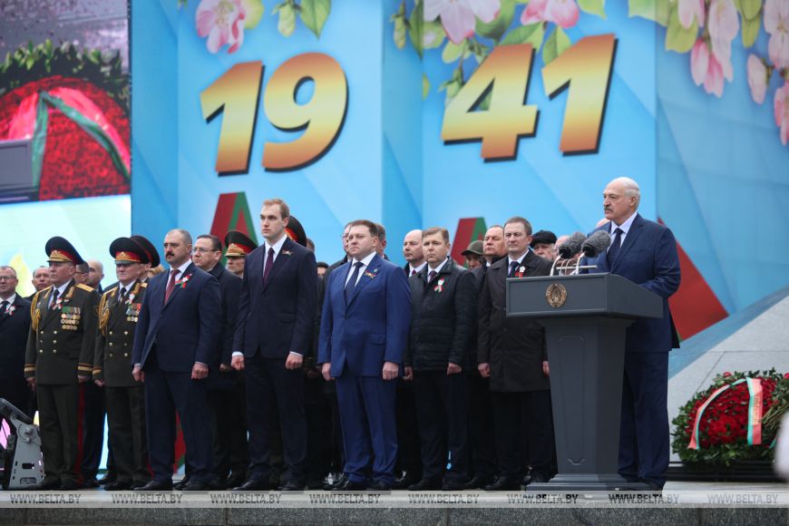 День Победы в двух столицах, награды героям нашего времени и бюджетные "коврижки". Итоги недели Президента