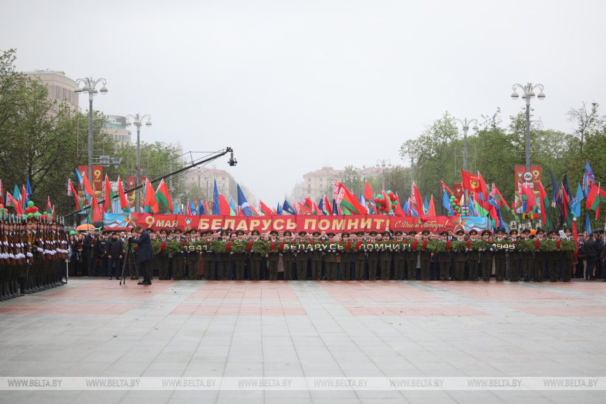 День Победы в двух столицах, награды героям нашего времени и бюджетные "коврижки". Итоги недели Президента