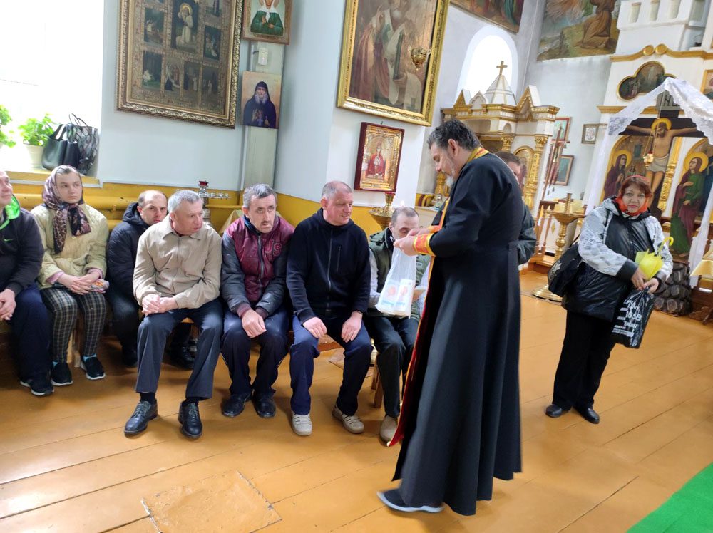 Подопечные Климовичского РЦСОН посетили Свято-Михайловский храм