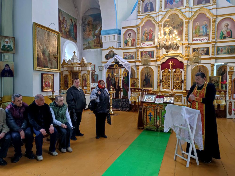 Подопечные Климовичского РЦСОН посетили Свято-Михайловский храм