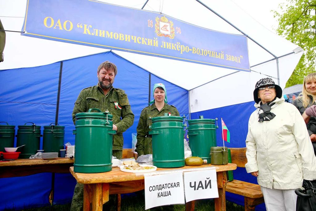 Тематические и стилизованные площадки, аттракционы работают в парке Народного единства в Климовичах