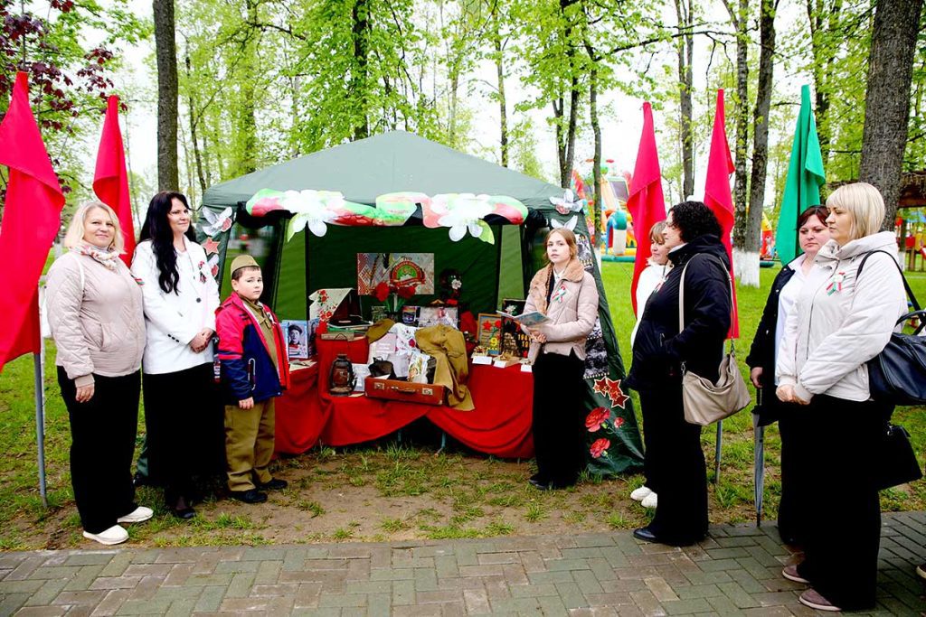 Тематические и стилизованные площадки, аттракционы работают в парке Народного единства в Климовичах