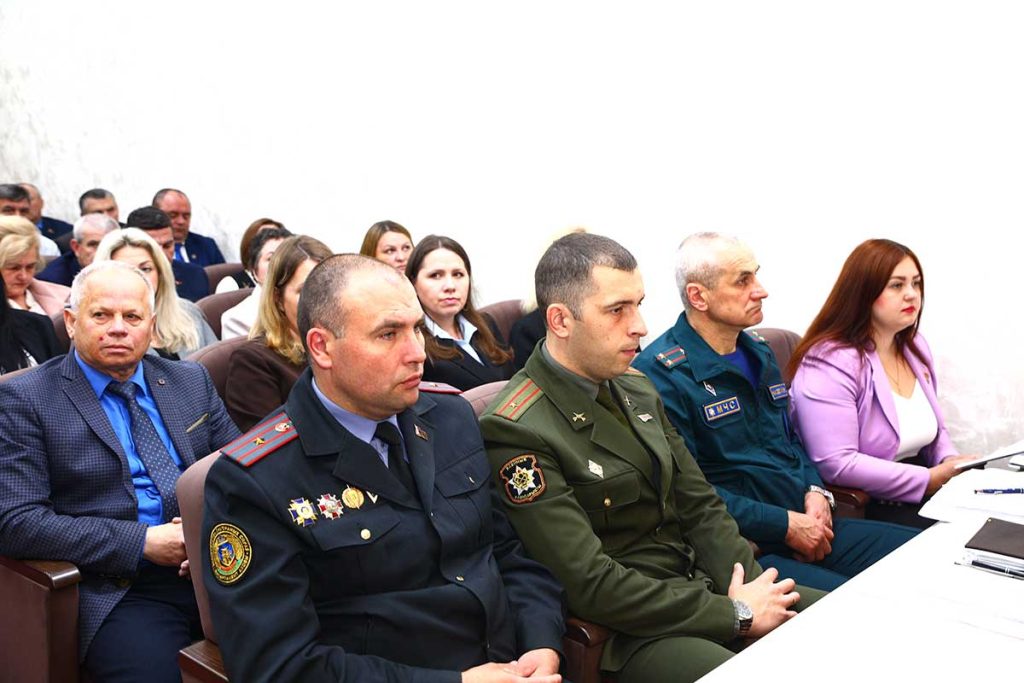 Кадры, подготовка к зиме и уборочной: что обсудили на заседании райисполкома под руководством Виктора Пугача