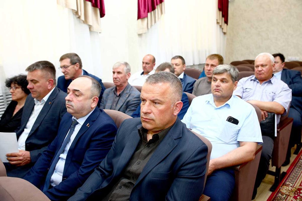 Зеленая жатва, купальный сезон и последний звонок: аппаратное совещание провел Виктор Пугач