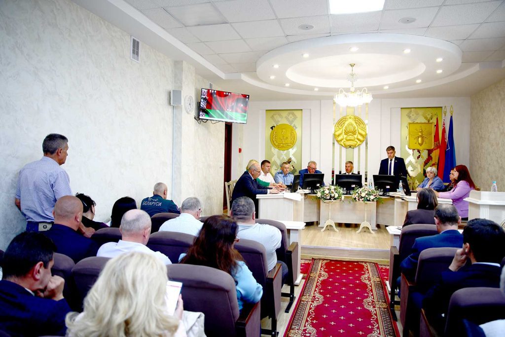 Зеленая жатва, купальный сезон и последний звонок: аппаратное совещание провел Виктор Пугач