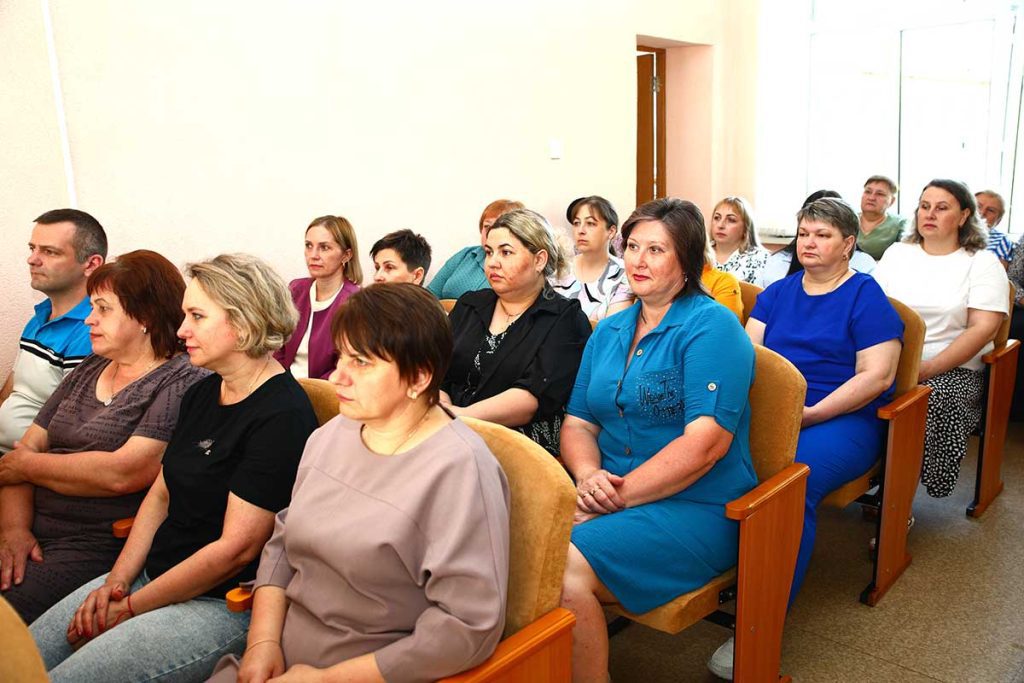 Глава Климовичского района Виктор Пугач встретился с работниками центра по обслуживанию бюджетных организаций