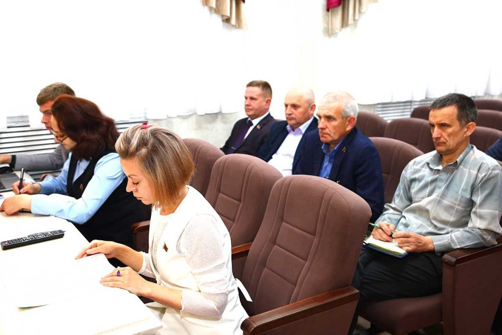 Соблюдение законодательства о труде в организациях АПК рассмотрели на заседании Климовичского райисполкома