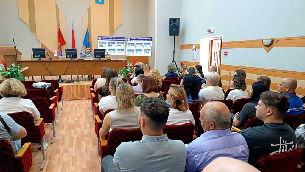 Глава Климовичского района Виктор Пугач встретился с работниками центра по обслуживанию бюджетных организаций
