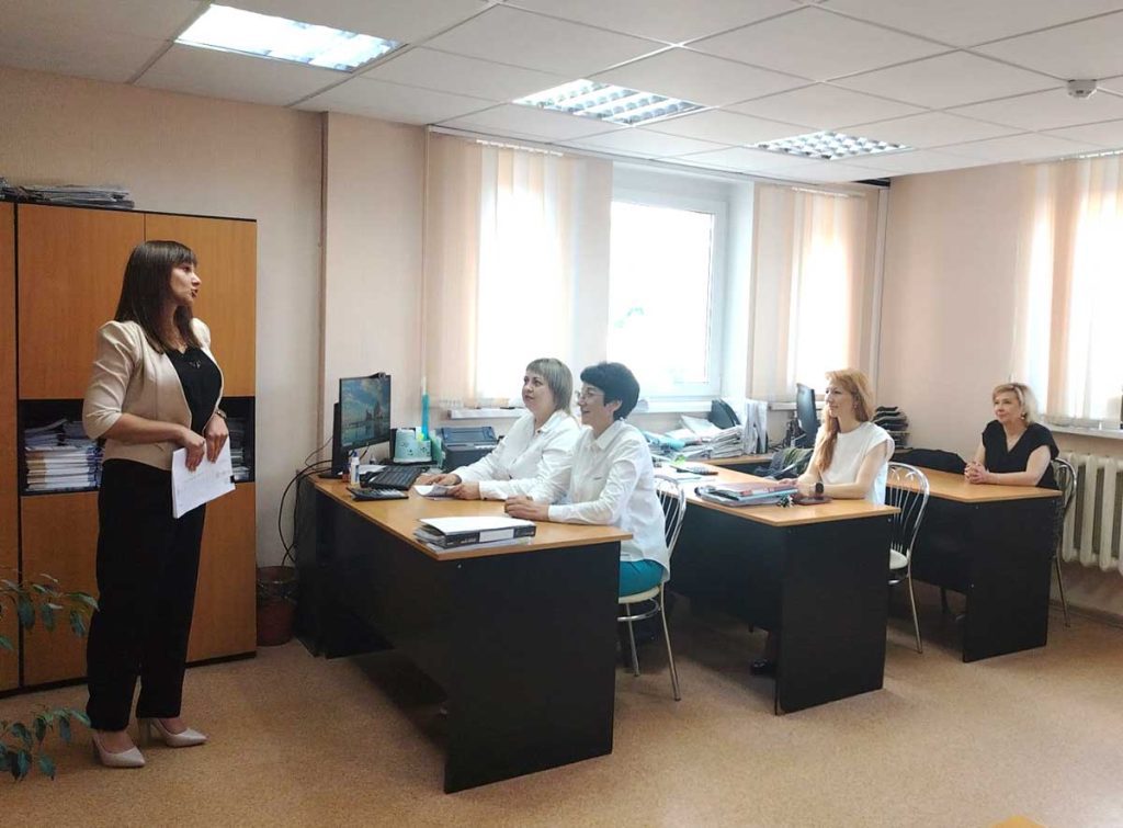 Глава Климовичского района Виктор Пугач встретился с работниками центра по обслуживанию бюджетных организаций