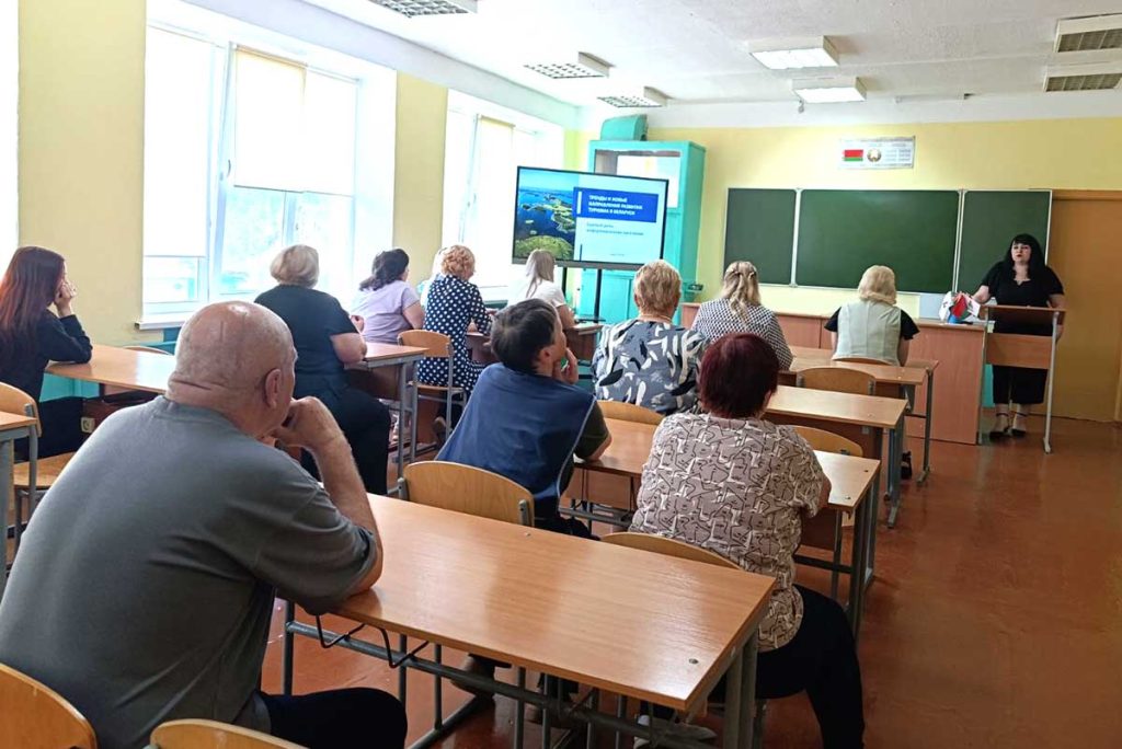 Глава Климовичского района Виктор Пугач встретился с работниками центра по обслуживанию бюджетных организаций