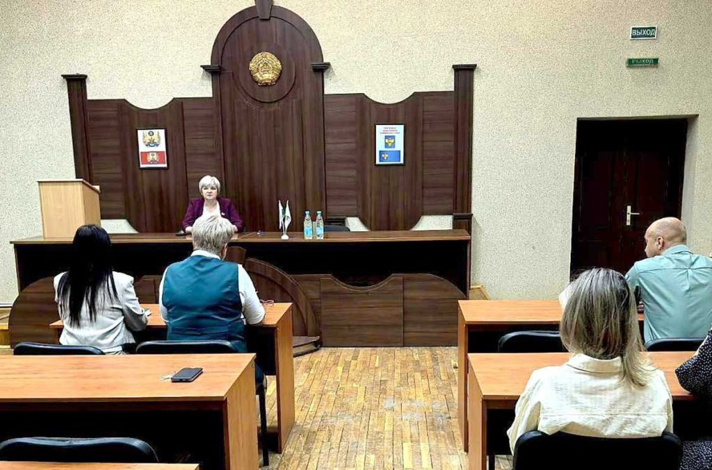 Глава Климовичского района Виктор Пугач встретился с работниками центра по обслуживанию бюджетных организаций