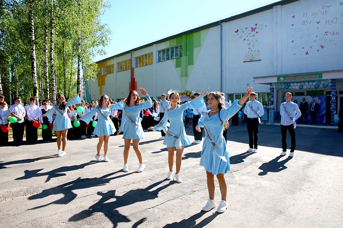 Последний звонок прозвенел для учащихся 9-х и 11-х классов школ Климовщины