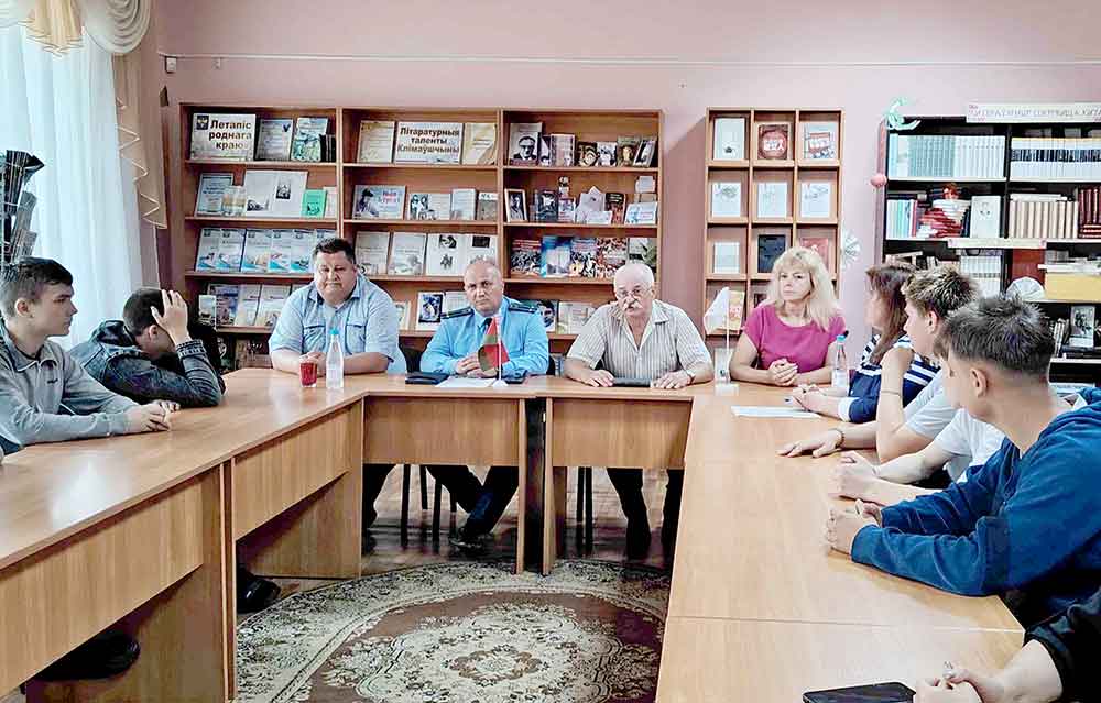 «Помнить ради будущего»: в Климовичской библиотеке встретились поколения, чтобы обсудить уроки войны