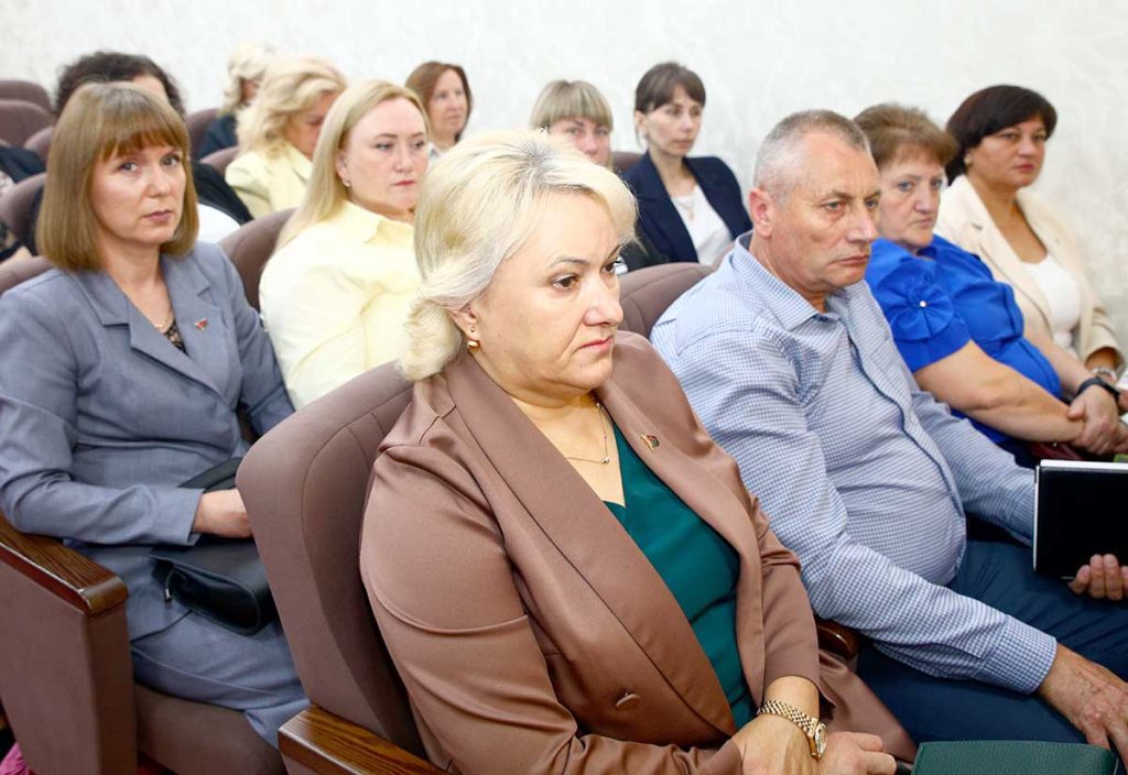 Ход подготовки учреждений образования к началу нового учебного года обсудили в Климовичах