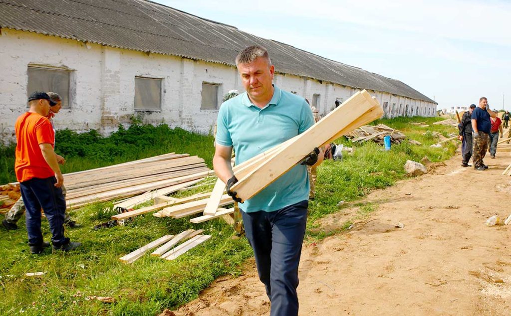 Шефы из Климовичей помогают возводить профилакторий для телят в ОАО «Роднянский»