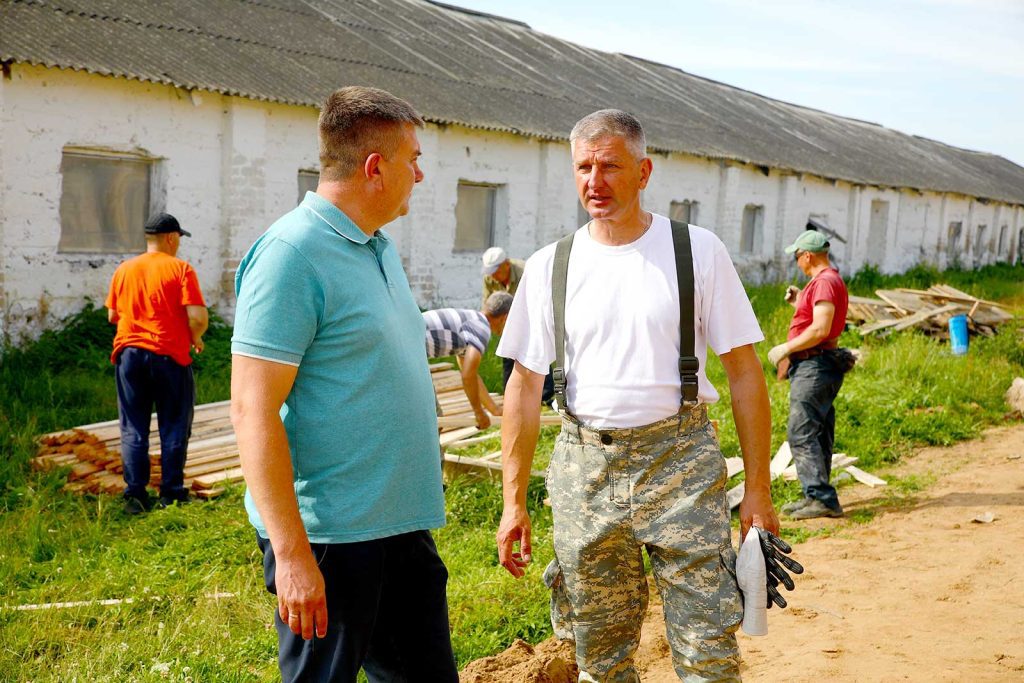 Шефы из Климовичей помогают возводить профилакторий для телят в ОАО «Роднянский»