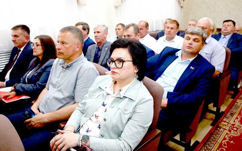Виктор Пугач обсудил текущую повестку на аппаратном совещании с активом Климовичского района