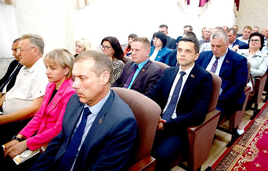 Виктор Пугач обсудил текущую повестку на аппаратном совещании с активом Климовичского района