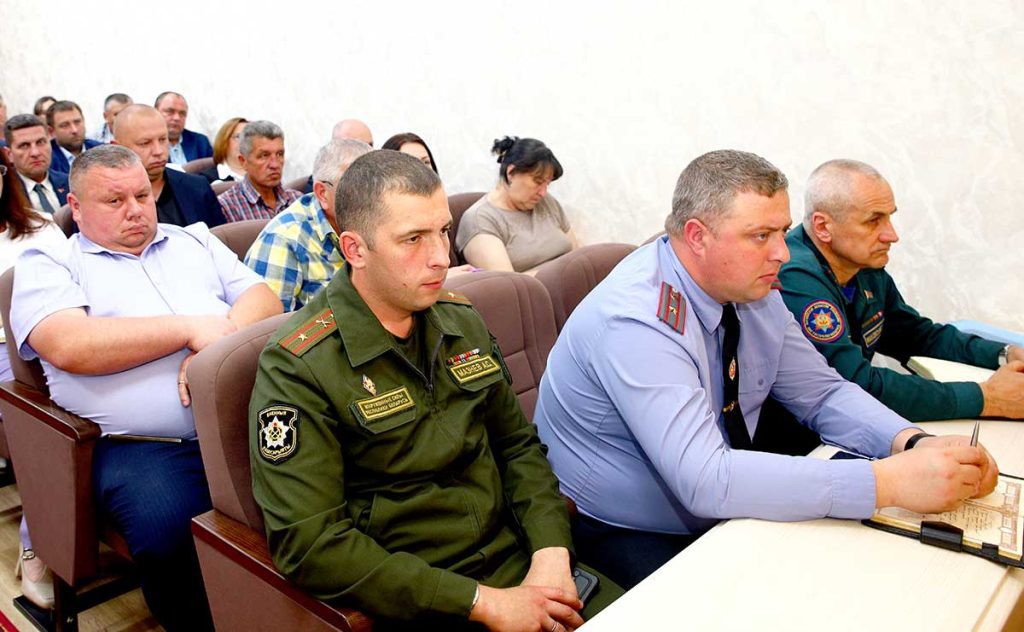 Виктор Пугач обсудил текущую повестку на аппаратном совещании с активом Климовичского района