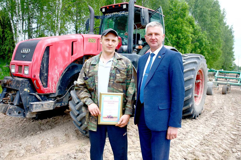 Виктор Пугач вручил Благодарственные письма климовичским аграриям