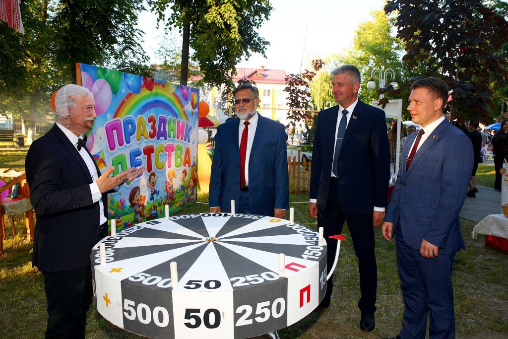 Руководство Климовичского района и жюри «Золотой пчелки» посетили подворья Могилевщины