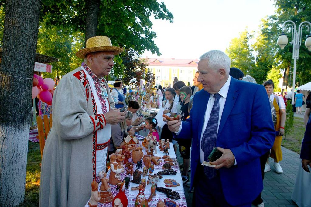 Руководство Климовичского района и жюри «Золотой пчелки» посетили подворья Могилевщины