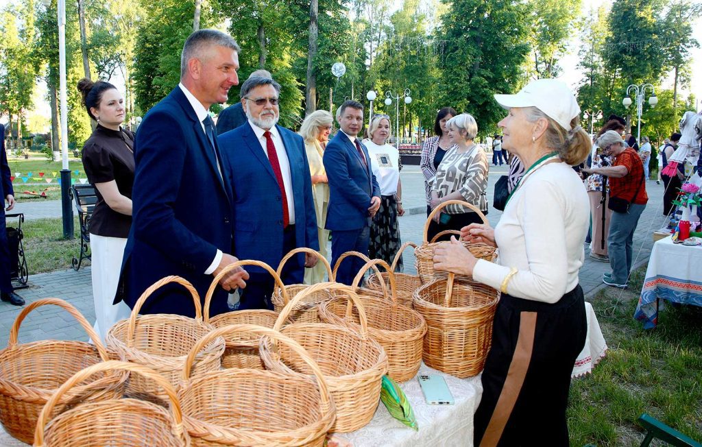 Руководство Климовичского района и жюри «Золотой пчелки» посетили подворья Могилевщины