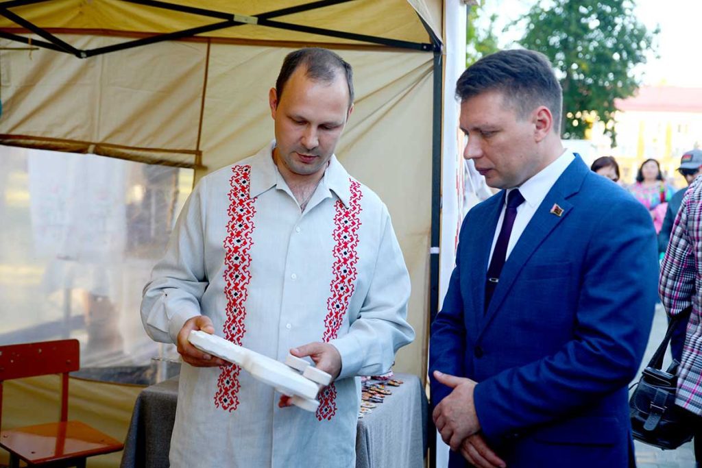 Руководство Климовичского района и жюри «Золотой пчелки» посетили подворья Могилевщины