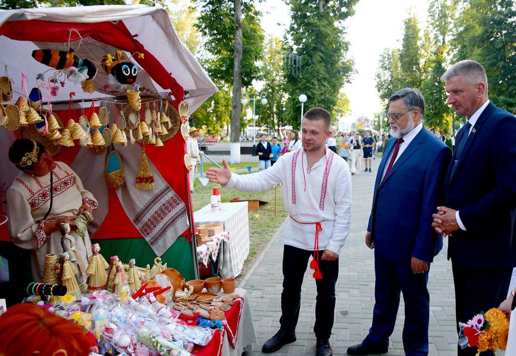 Руководство Климовичского района и жюри «Золотой пчелки» посетили подворья Могилевщины