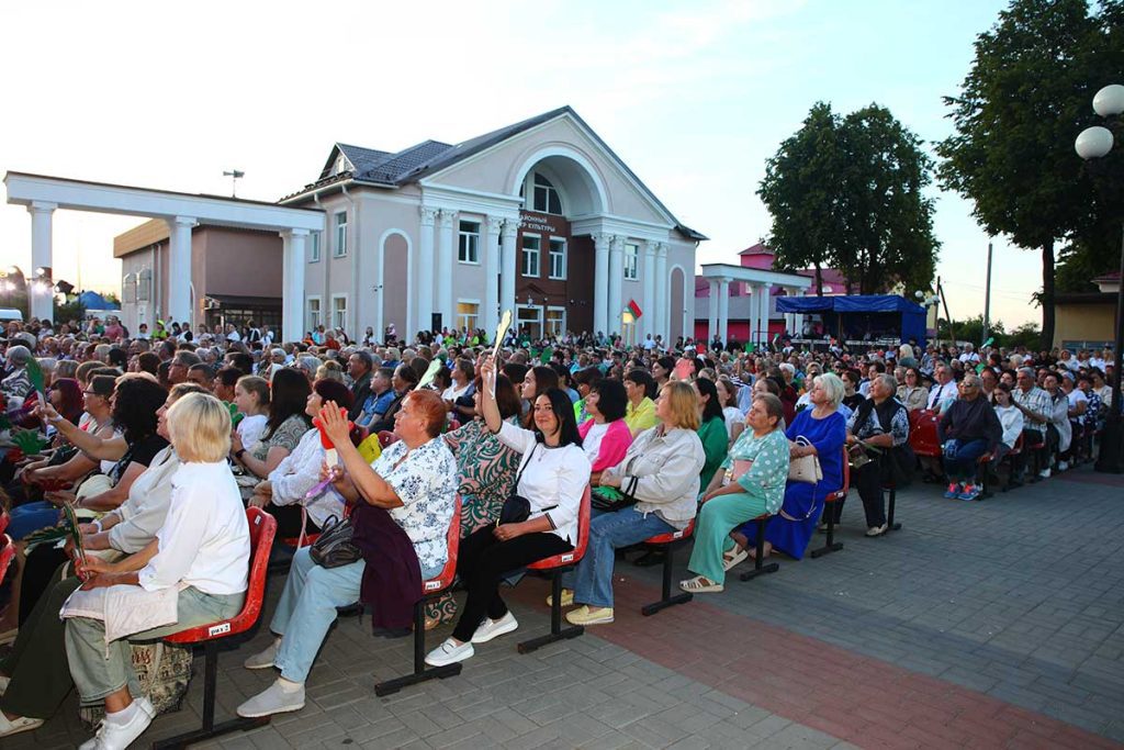 В Климовичах состоялось праздничное открытие ХХІV Международного фестиваля детского творчества «Золотая пчелка»