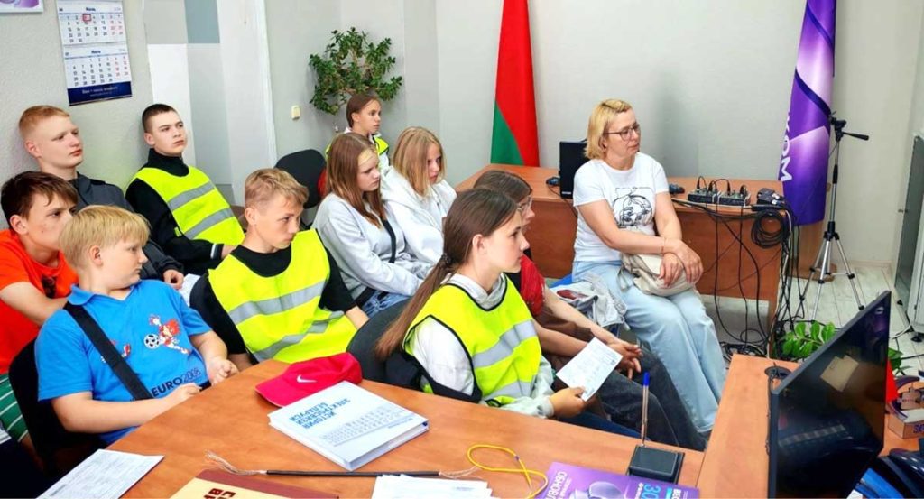 Климовичские гимназисты побывали в участке электросвязи с экскурсией