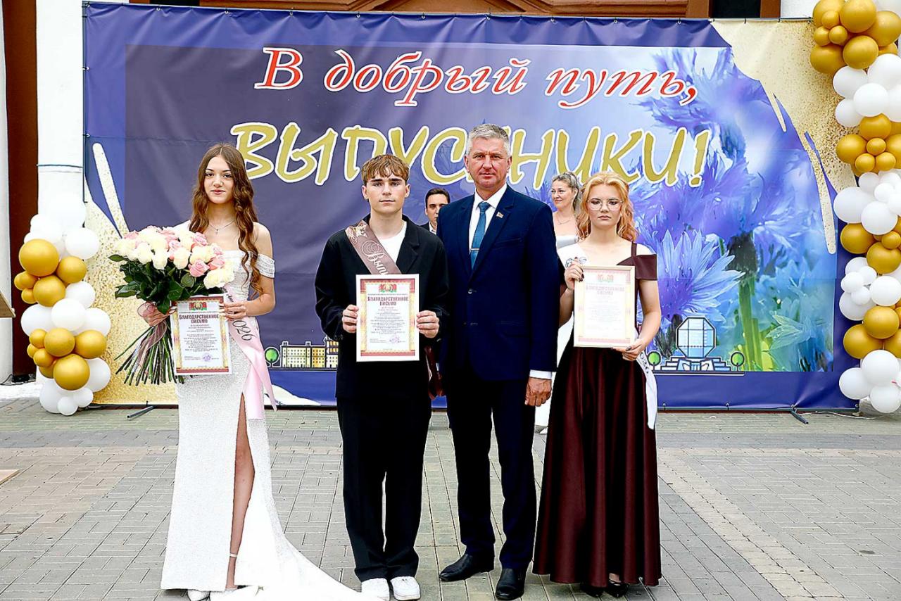 Прощай, школа: в Климовичах прошел районный выпускной вечер